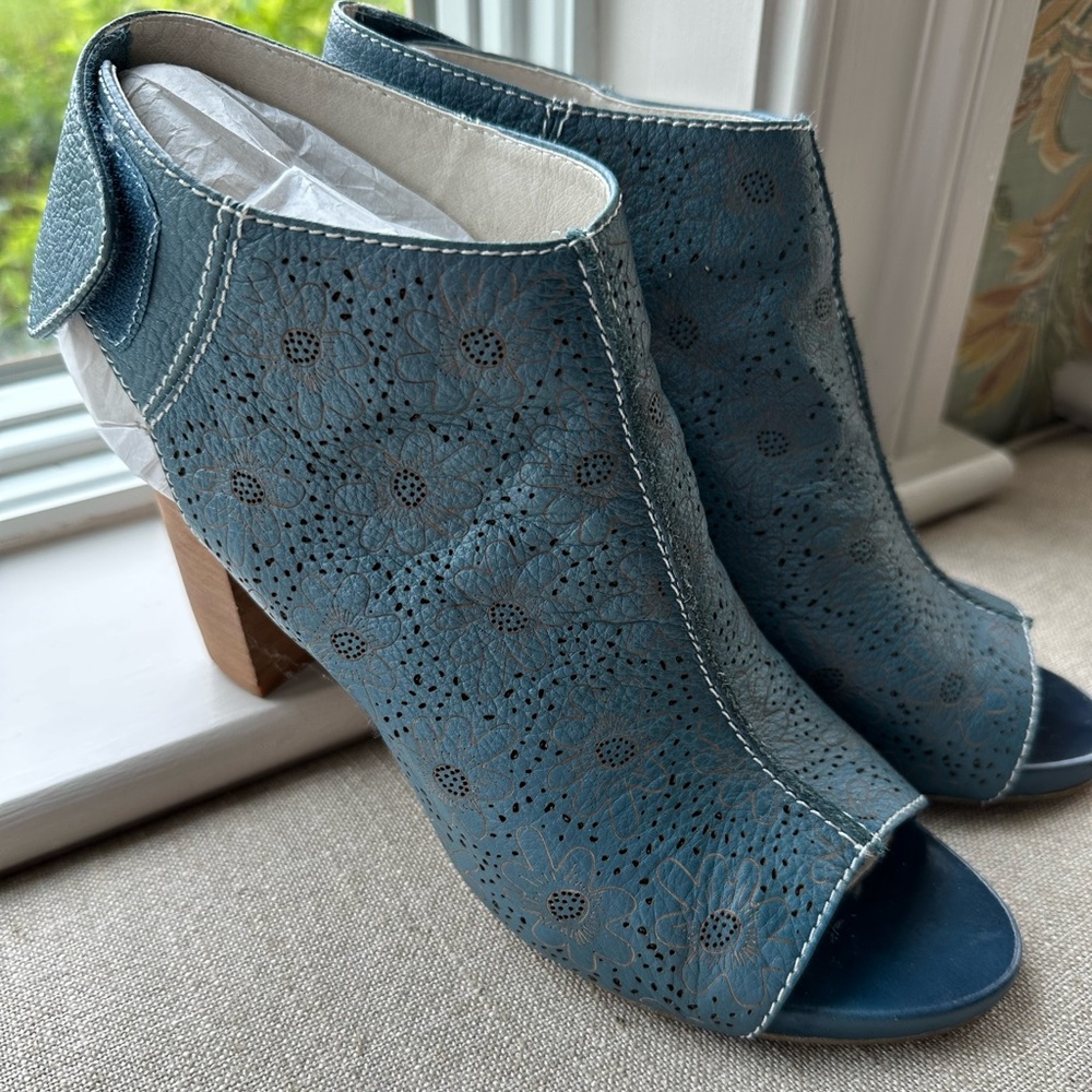 L’Artiste Soft Blue Leather Sandals Sz 41/10